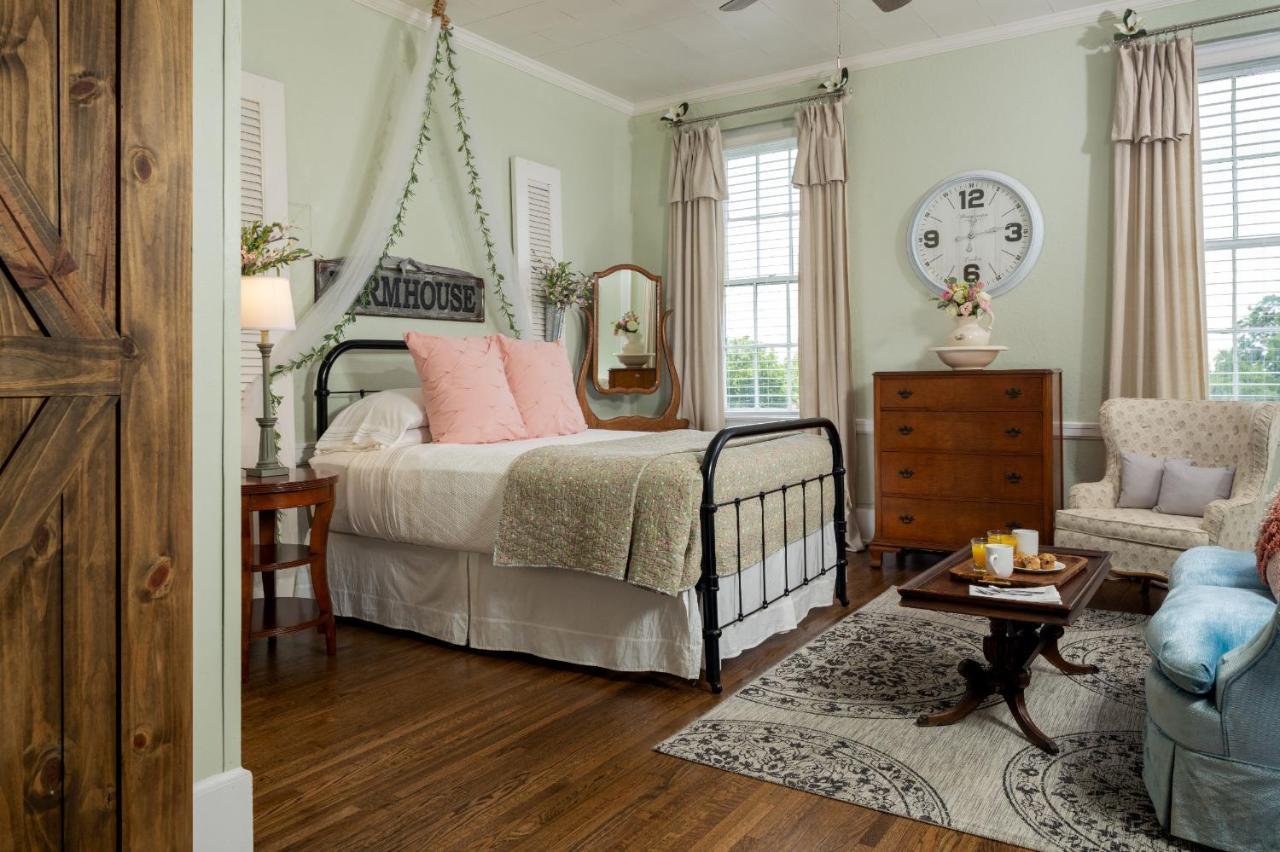 Magnolia Manor And Chapel Bed and Breakfast Humboldt Εξωτερικό φωτογραφία