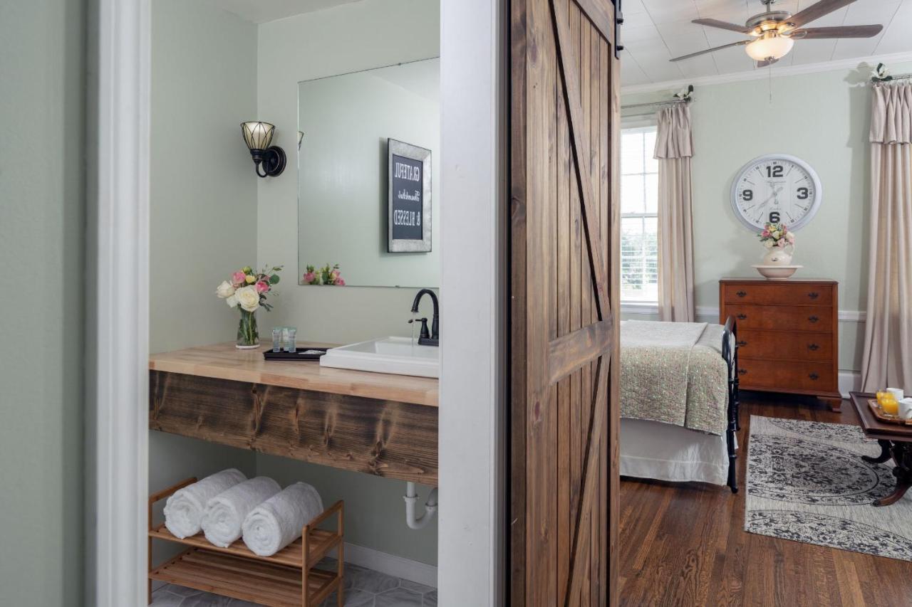 Magnolia Manor And Chapel Bed and Breakfast Humboldt Εξωτερικό φωτογραφία